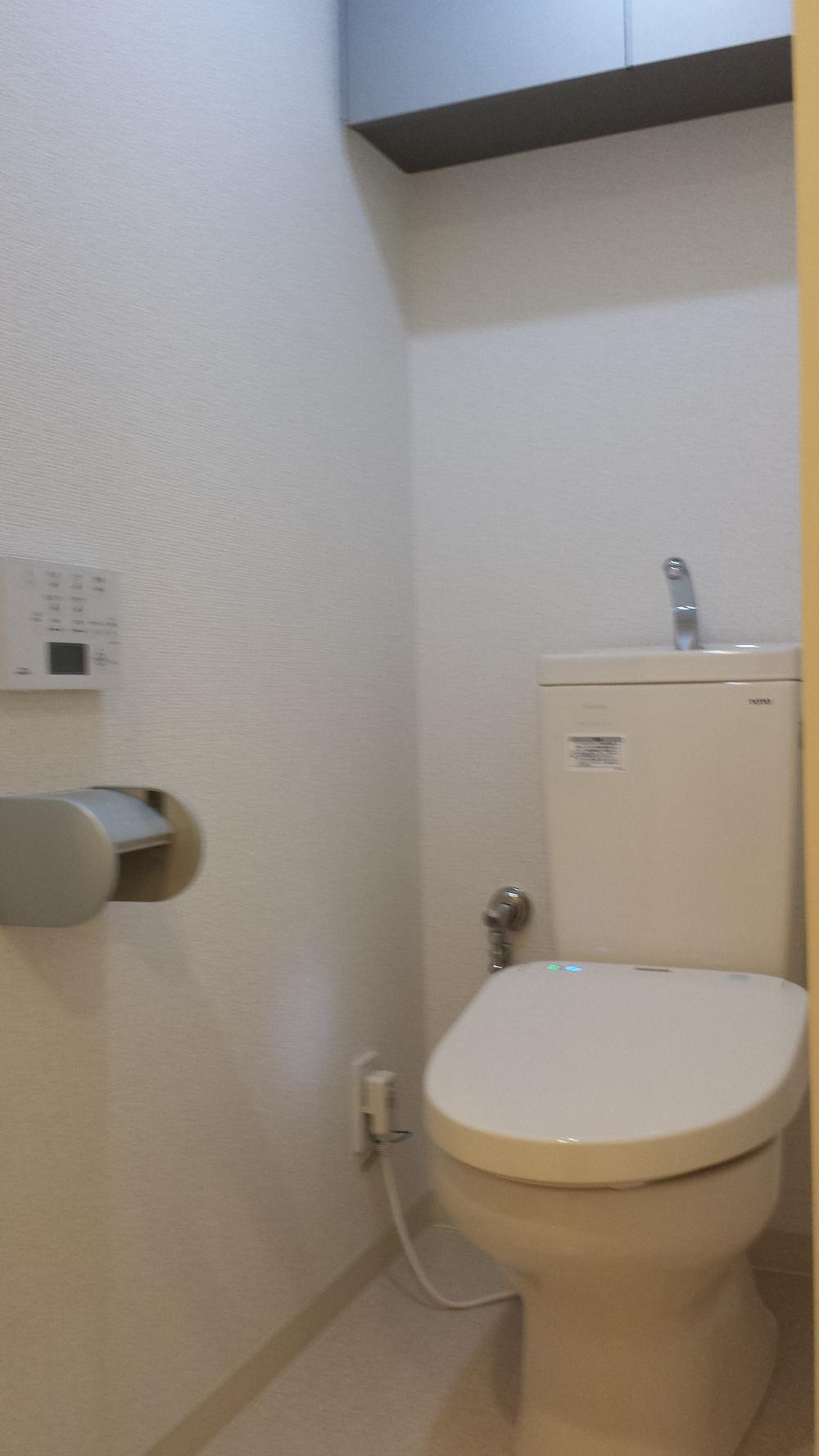 Toilet. Indoor (10 May 2013) Shooting