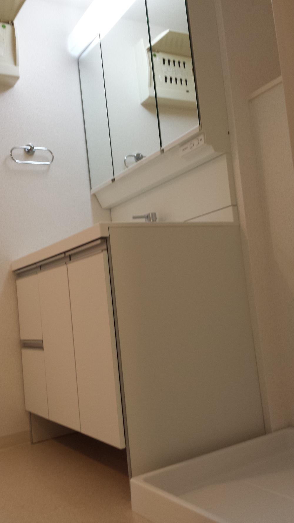 Wash basin, toilet. Indoor (10 May 2013) Shooting