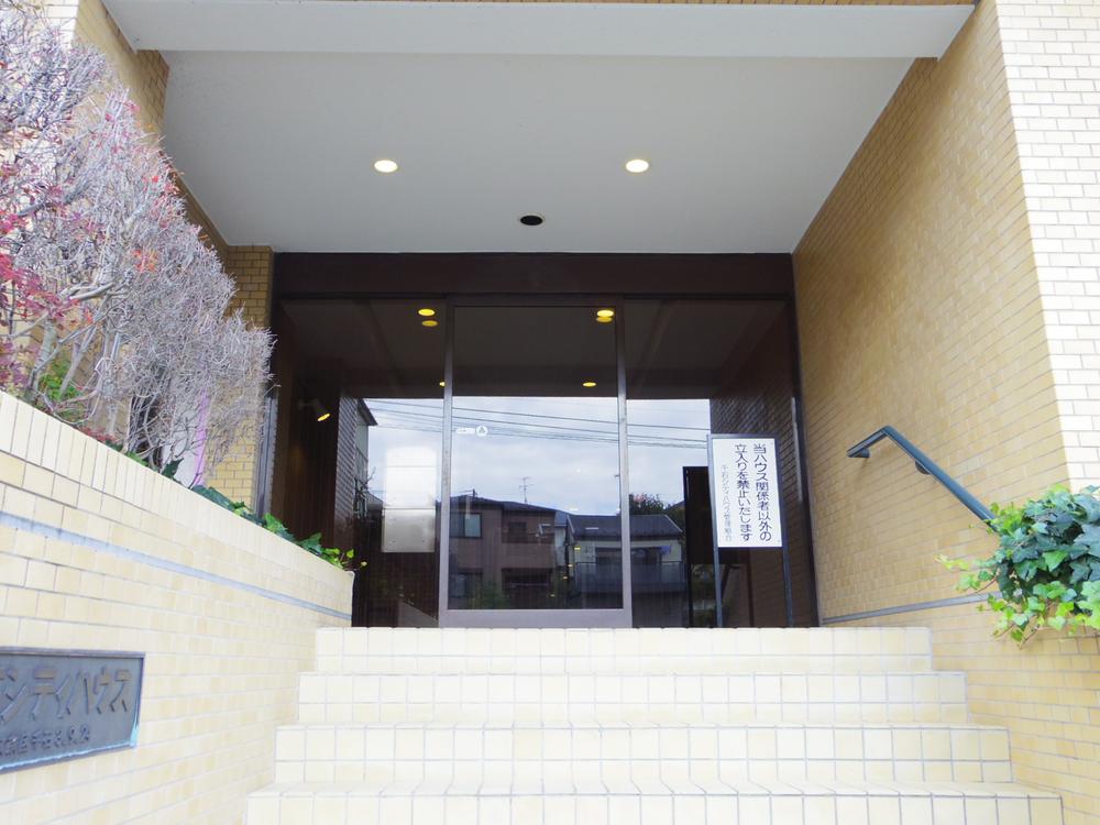 Entrance. Common areas