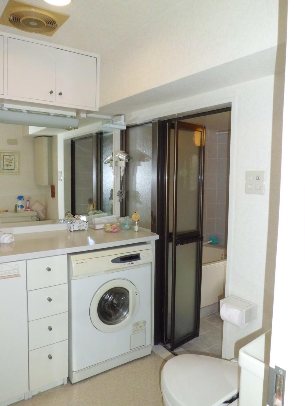 Wash basin, toilet. Room (August 2013) Shooting