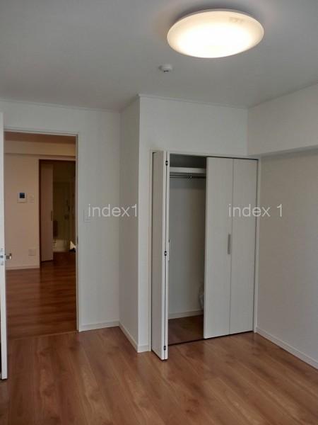 Non-living room. Also outfitted closet in each room ☆