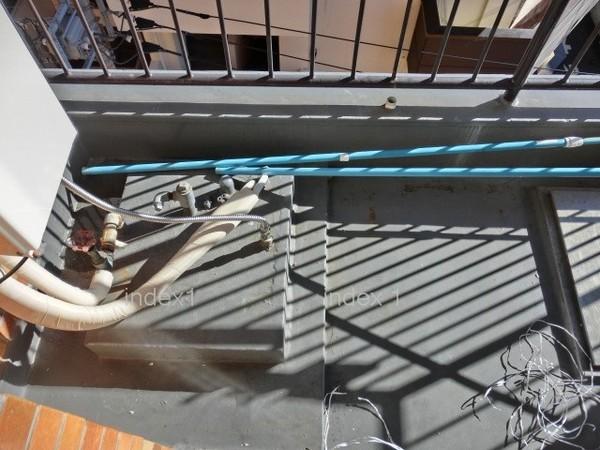 Balcony. Yang per well of a balcony!