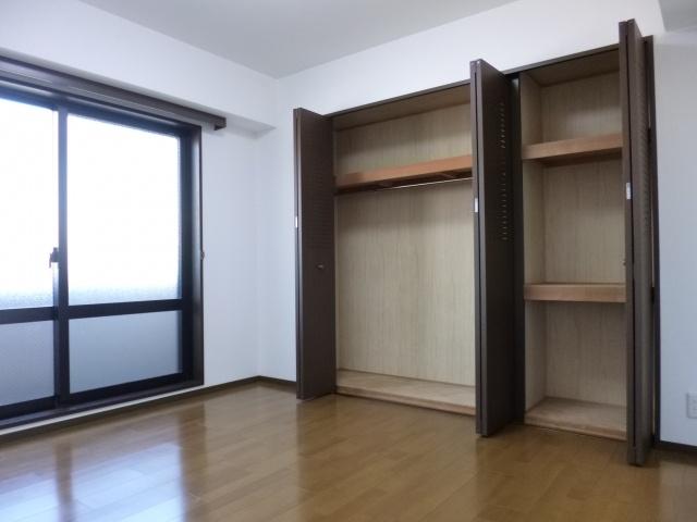 Non-living room. (1)