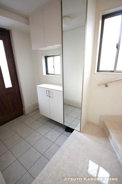 Entrance. 1 Building room