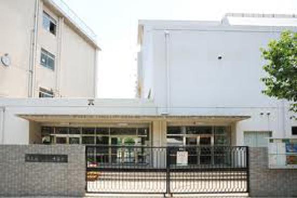 Junior high school. 900m to Bunkyo Ward first junior high school