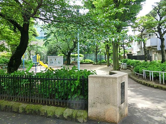 park. 587m to Hakusan Park