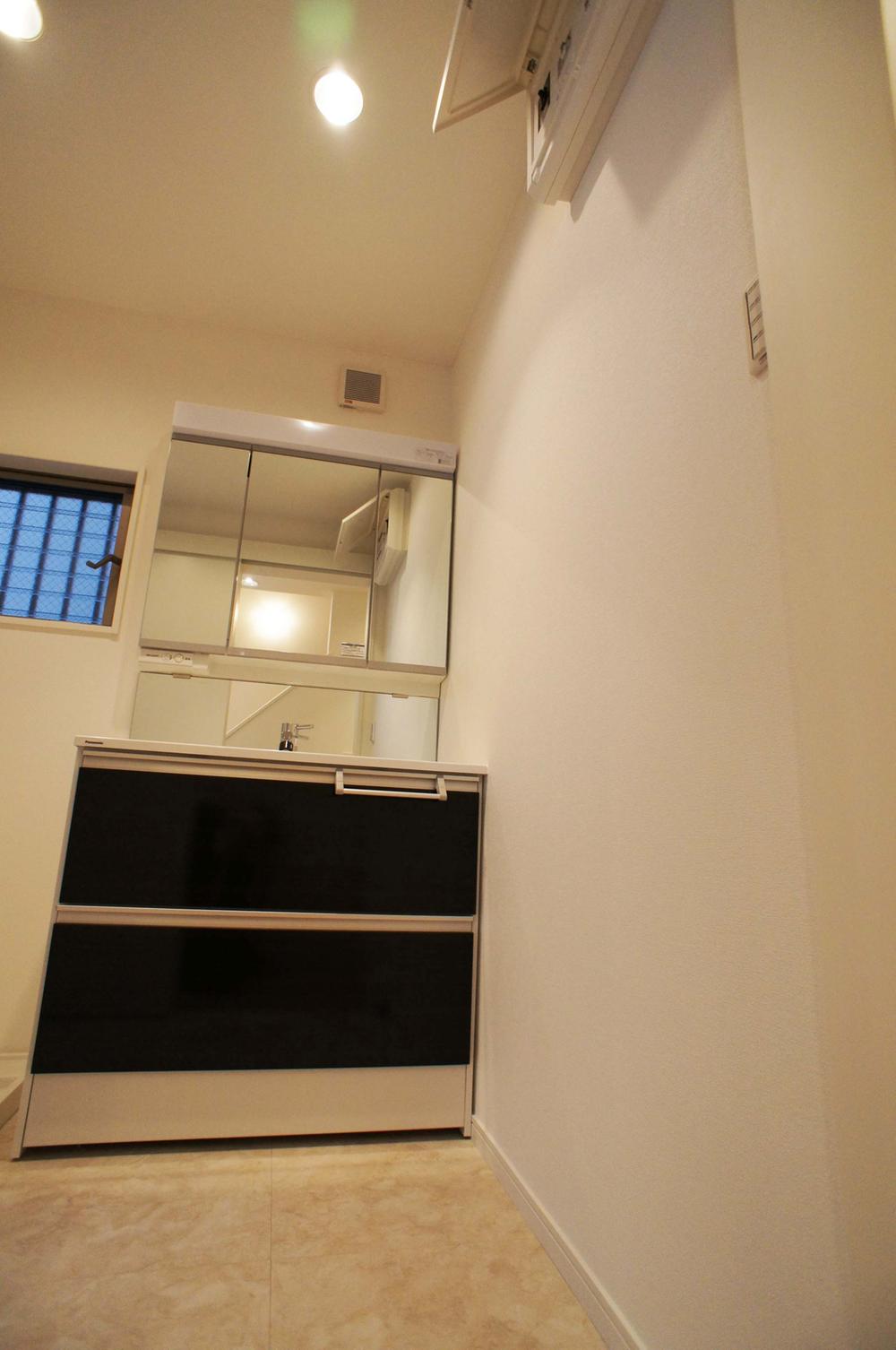 Wash basin, toilet. Indoor (11 May 2013) Shooting