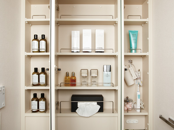 Bathing-wash room.  [Dryer hook & electrical outlet & fall prevention bar] The three-sided mirror back storage were installed bars for fall prevention and dryer hook. Is a three-sided mirror of feature-packed to help you get dressed.