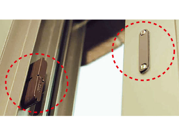 Security.  [Entrance door of all of the dwelling unit ・ Security sensors in the window] In order to enhance the security of, Installing the magnet type of security sensors in the front door and window of the dwelling units of all 43 House. If the sensor in the ON to go out and night before, An alarm intercom and incorrectly opening and closing, It will be reported to the Secom. (Same specifications)