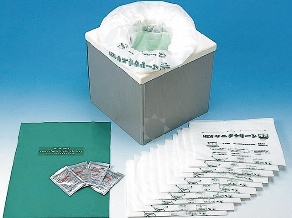 earthquake ・ Disaster-prevention measures.  [Disaster prevention stockpile warehouse on the first floor floor] Independent living within about 3 days the building immediately after a disaster such is possible, First floor in disaster prevention stockpile warehouse (portable toilets, Preserved food, It has established a save water). (Portable toilet / Same specifications)