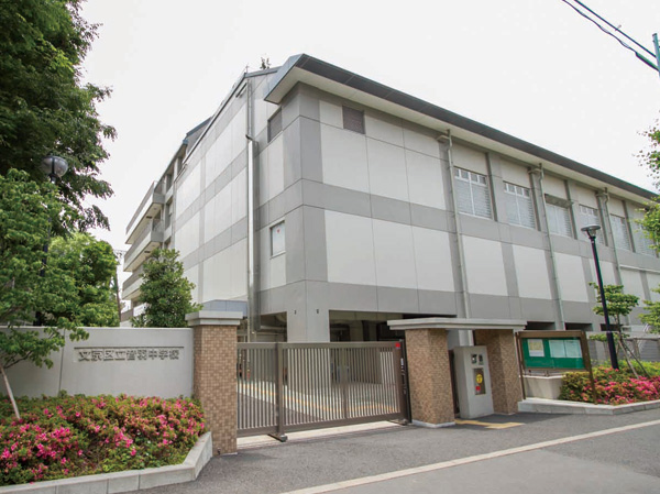 Surrounding environment. Municipal Otowa junior high school (13 mins / About 1020m)