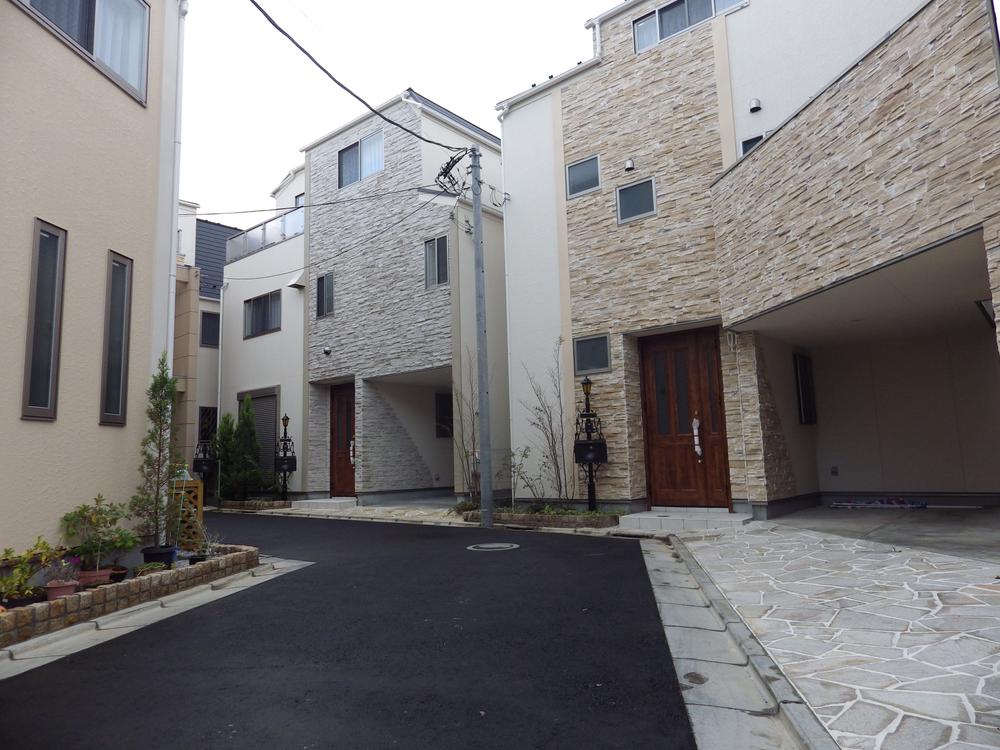 Local photos, including front road. Local (12 May 2013) Shooting