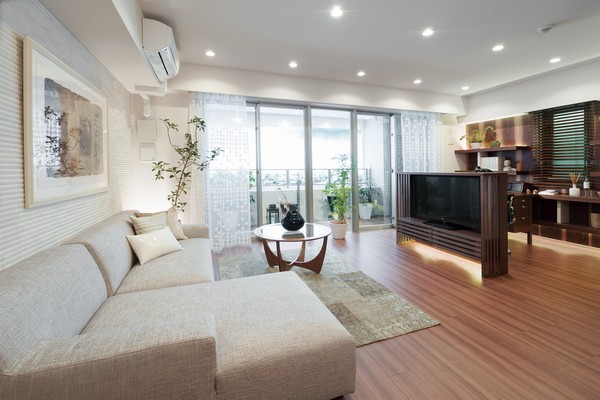 Bright living room of the two-sided lighting ・ dining. Adopt a "high sash" of about 2.2m