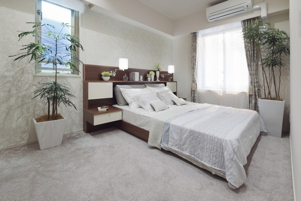 Bright two-sided lighting master bedroom (Western-style 1). Private space secured the width of the room