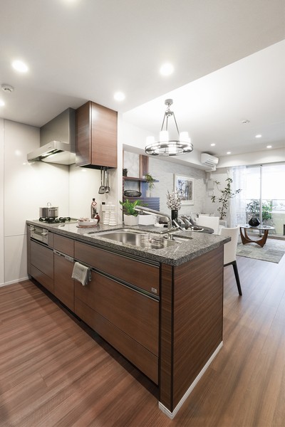 Open-minded open type of kitchen. Equipped with a "wide sink" silent specification