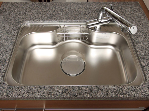 Kitchen.  [Wide sink silent specification] Adopt a large tableware and wide sink also easy to wash about 80cm, such as vegetables. Water is quiet specification to keep the I sound.