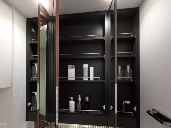 Bathing-wash room.  [Three-sided mirror with storage up and down stile] The stile provided on the top and bottom of the three-sided mirror, Produce a high-quality space. You can clean and holding small objects to Kagamiura.