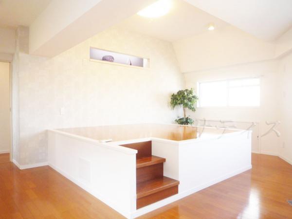 Non-living room. top floor! 1 floor 1 dwelling unit!