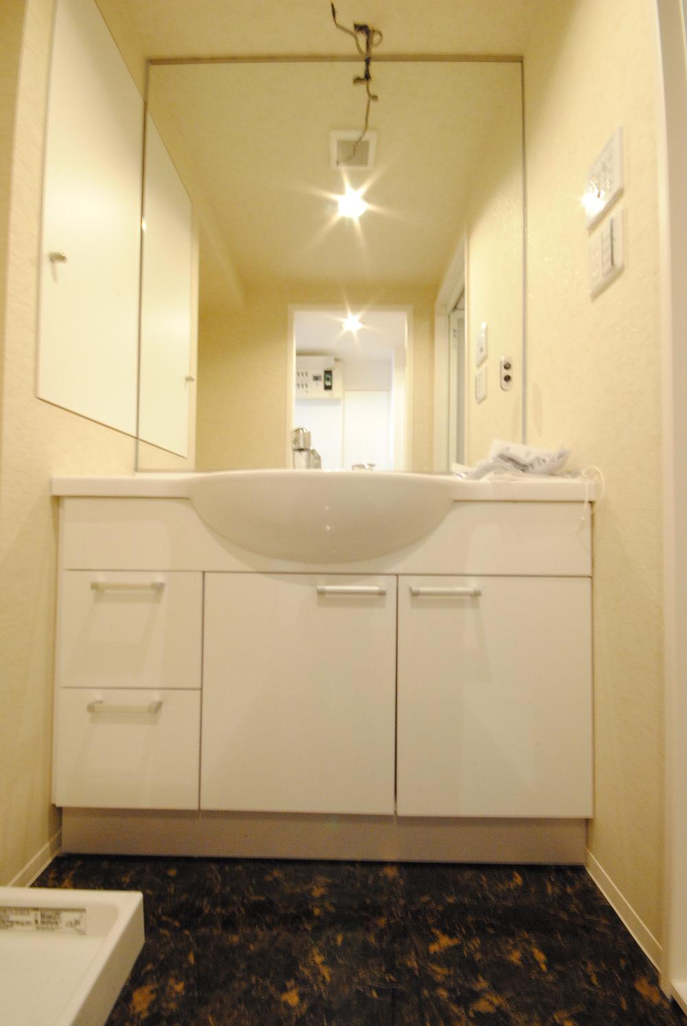 Wash basin, toilet. Indoor (11 May 2013) Shooting