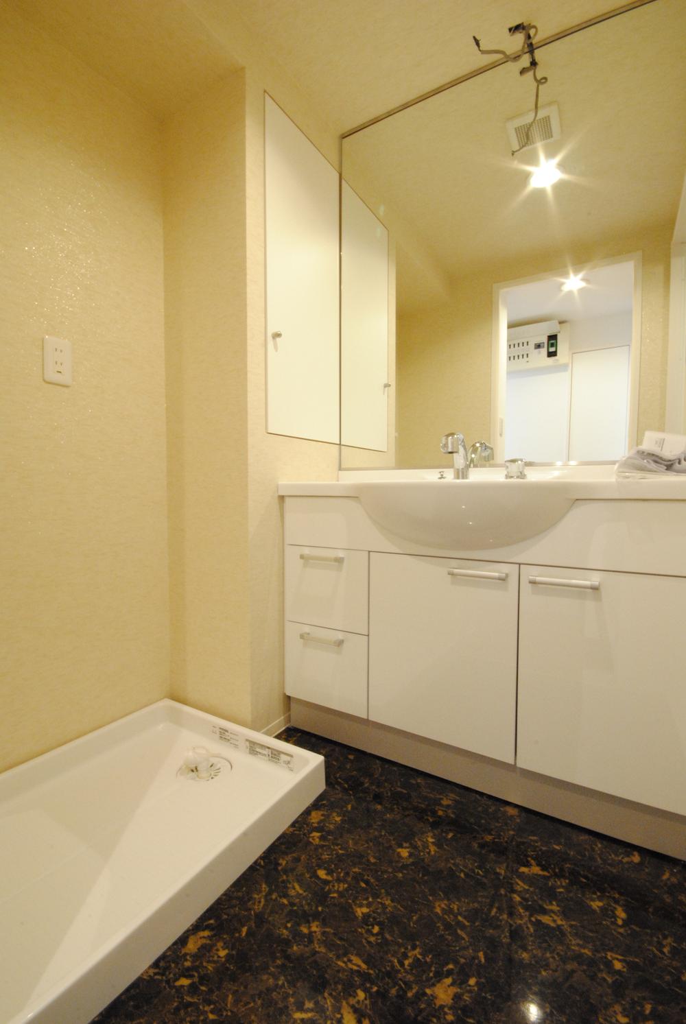 Wash basin, toilet. Indoor (11 May 2013) Shooting