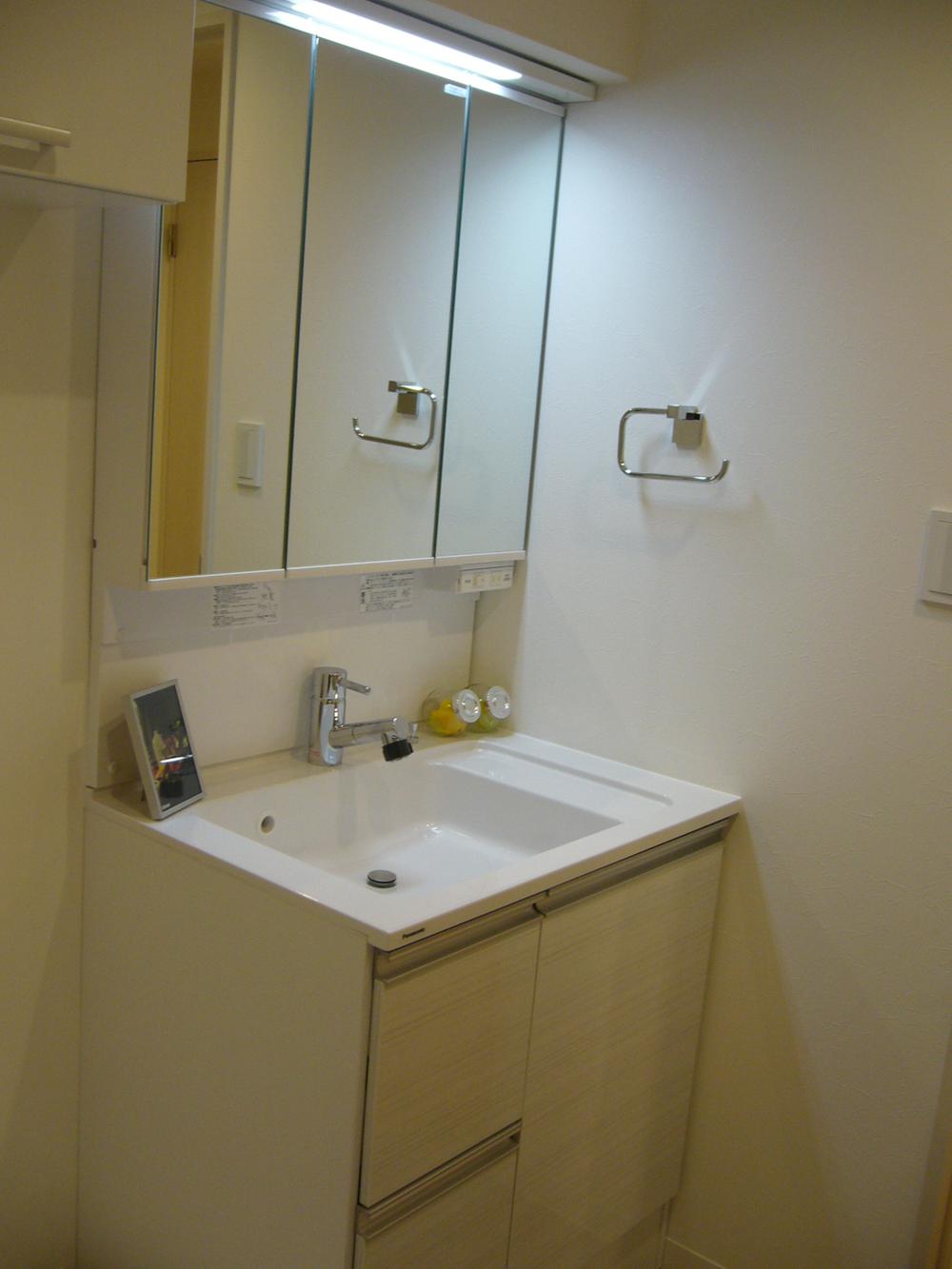 Wash basin, toilet. Indoor (12 May 2013) Shooting