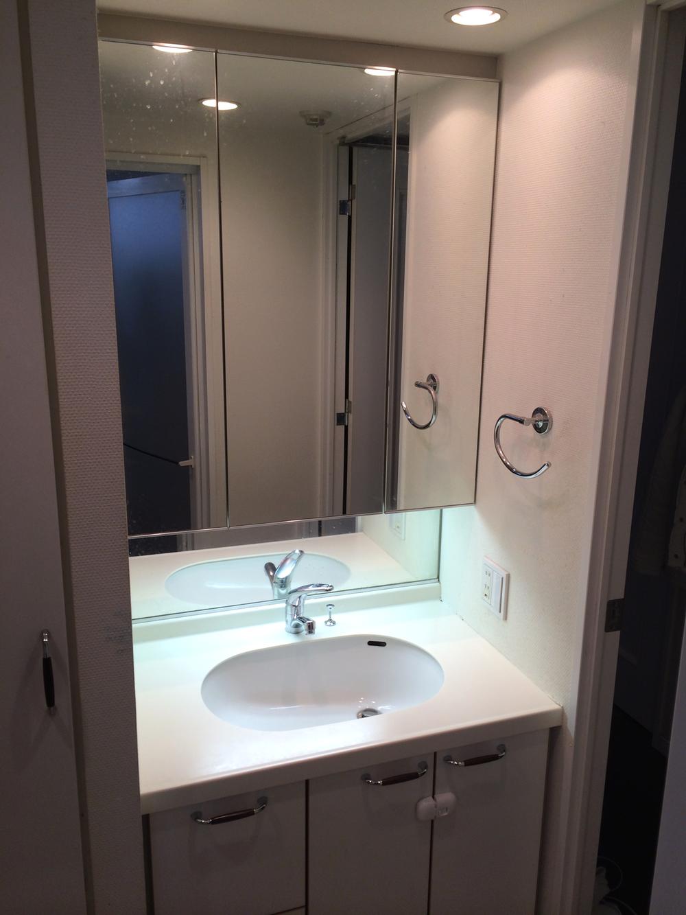 Wash basin, toilet. Local (12 May 2013) Shooting