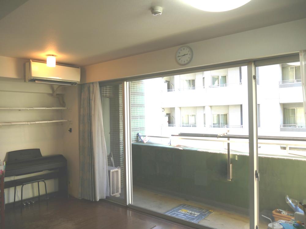 Living. Local (12 May 2013) Shooting