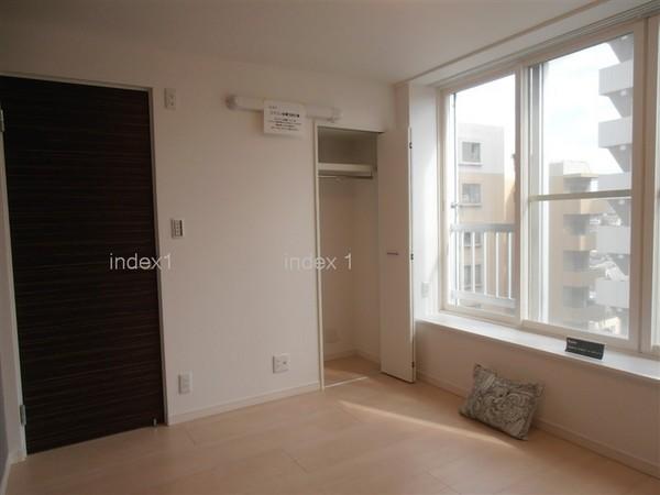 Non-living room. Bright sunshine will plug from large windows ☆