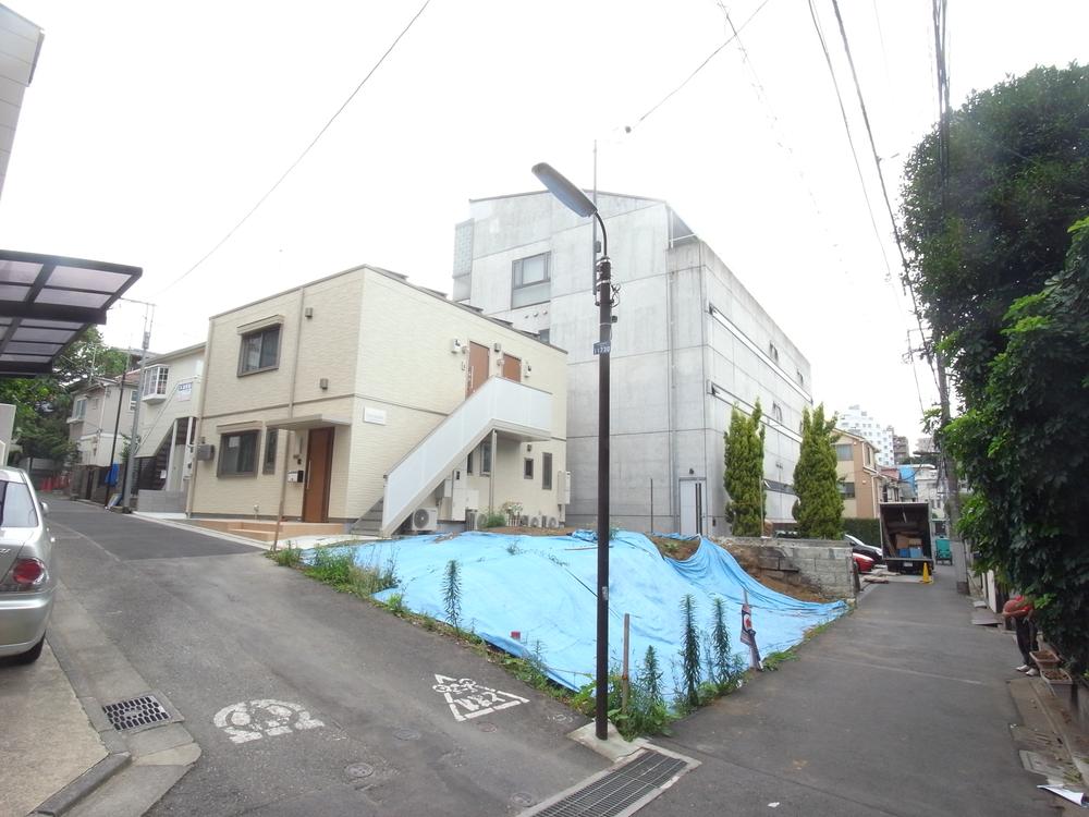 Local photos, including front road. Day is good in the corner lot