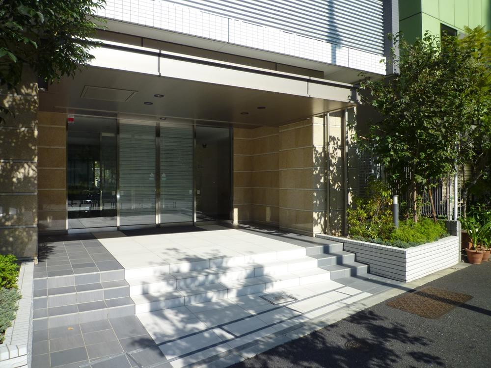 Entrance. Common areas