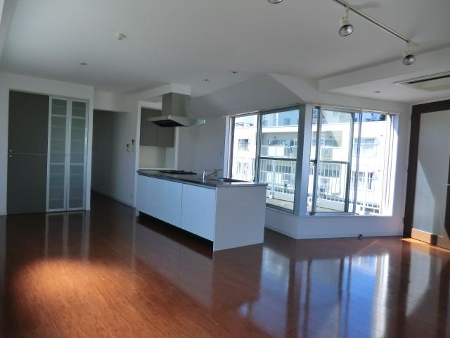 Living. Local (10 May 2013) Shooting