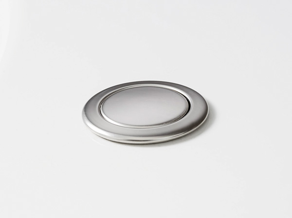 Bathing-wash room.  [Push drainage plug] Bathtub drain plug of, Adopt a push type that can be opened and closed with one finger to not wet your hands.