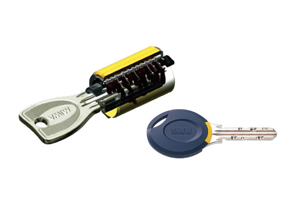 Security.  [Dimple key and non-touch key] Adopt a double lock that established the keyhole in two places at the entrance door. Reversible type of dimple key that can be used without having to worry about the direction in which the plug is, Crime prevention ・ Excellent operability, It is also effective in picking measures. Also, Adopt a non-touch keys that can unlock the auto lock shared entrance without inserting the key. (Same specifications ・ Conceptual diagram)