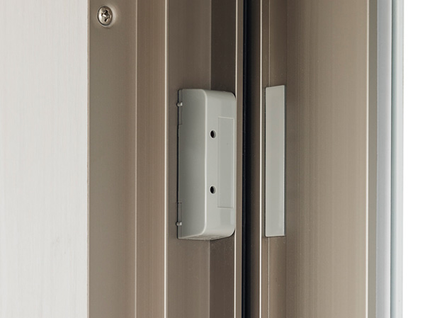 Security.  [Security sensors in all dwelling units] Set up a crime prevention magnet sensor is in the window of the total dwelling unit. Upon sensing a suspicious person of intrusion security intercom alarm.  ※ Glass block window ・ Except for the FIX window (same specifications)