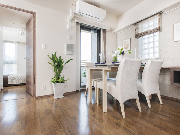 Room and equipment. Bright living at the corner dwelling unit ・ dining. The other side of the left door, A Western-style has followed windows to two sides. living ・ Floor heating is all households standard of dining. (1LDK type / living ・ dining ※ Model Room E type)