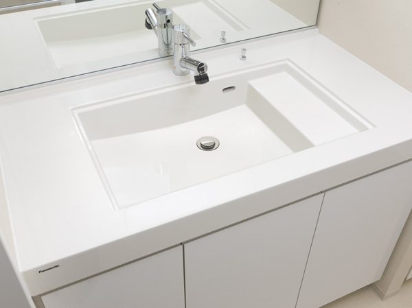 Bathing-wash room.  [Step with integrated bowl] It was provided with a space to put a like wet cups and soap in the sink bowl. Keep the counter clean, Saving you the hassle of cleaning. Also, Adoption of a single-lever faucet of stylish design. Graceful swan-neck form is accompanied by a refinement in vanity of space. (Same specifications)