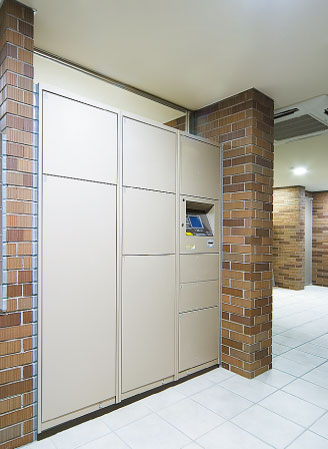 Variety of services.  [Delivery Box (with arrival display function)] The luggage that arrived at the time of going out, Others can be received at any time 24 hours, Shipping and cleaning request of home delivery products can be done. Also, Home delivery products shipping fee ・ You can also settle the cleaning fee with a credit card. You can see by the arrival display that you have arrived luggage in dwelling units within the intercom base unit. (Same specifications)