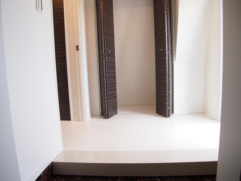 Entrance. Local (11 May 2013) Shooting