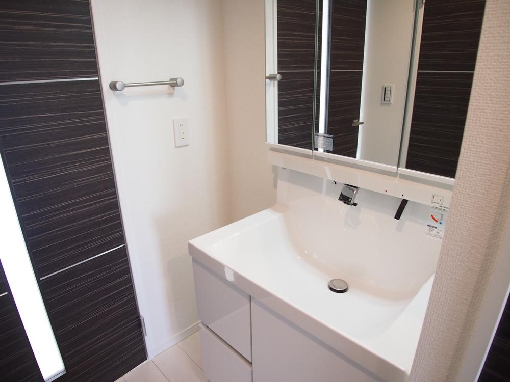 Wash basin, toilet. Indoor (11 May 2013) Shooting