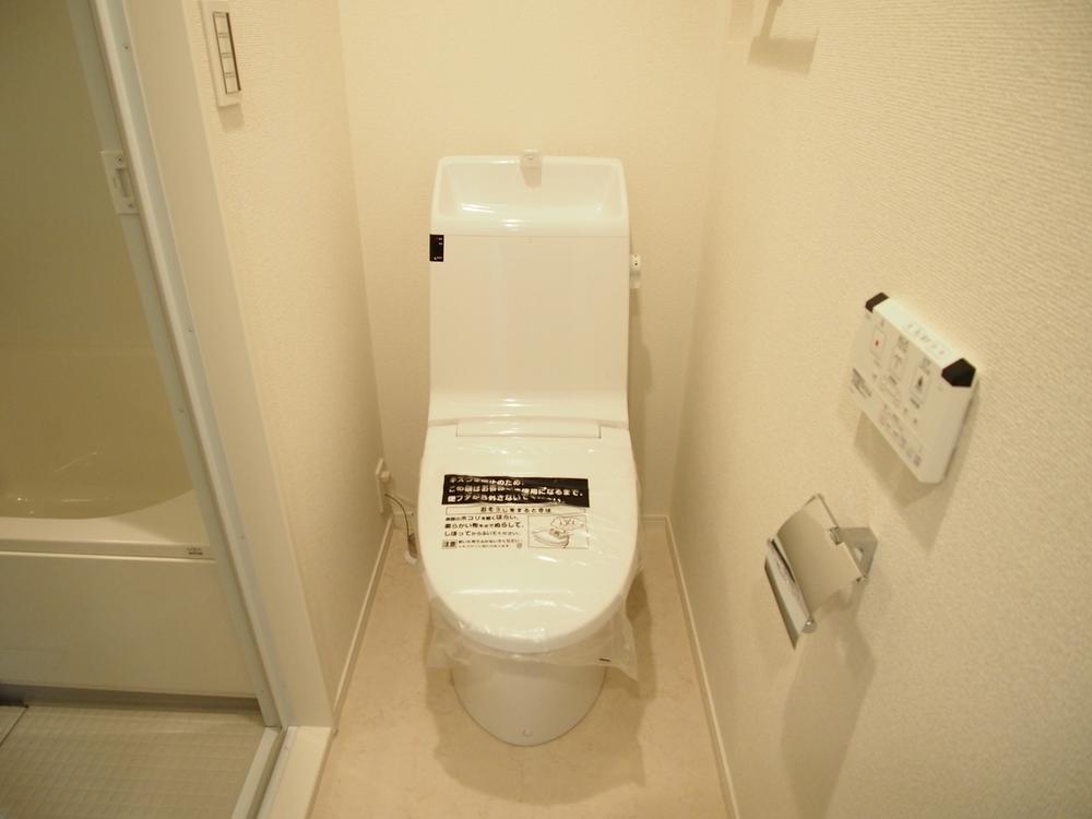 Toilet. Indoor (11 May 2013) Shooting