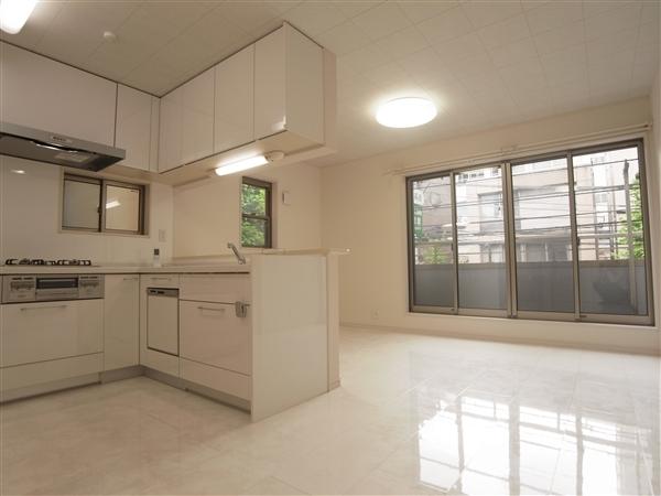 Bright living room. Please experience the breadth of the frontage. 2013 / 09 shooting