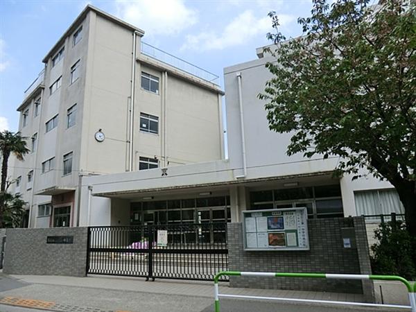 Junior high school. 1103m to Bunkyo Ward first junior high school
