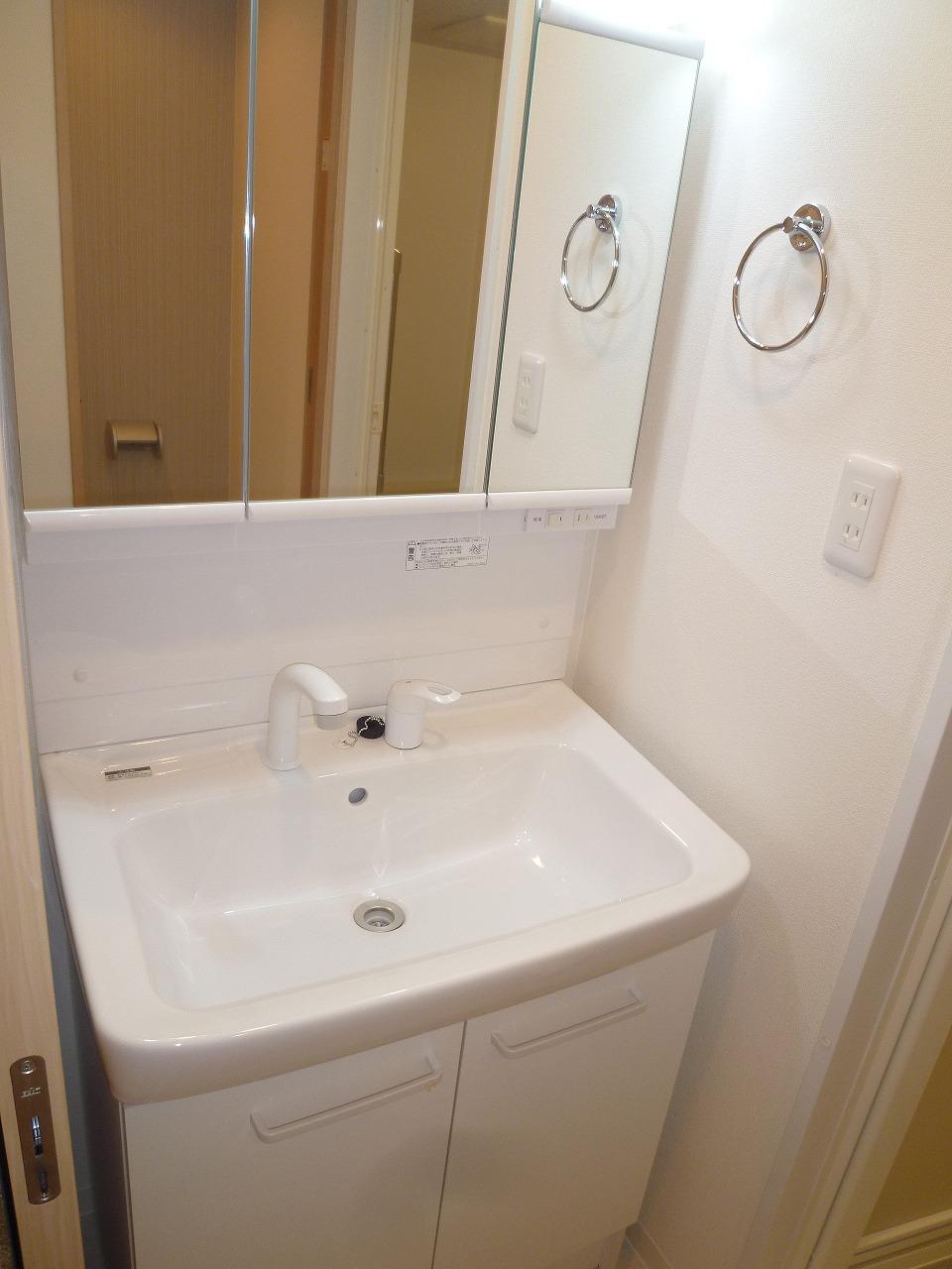 Wash basin, toilet. State of the wash basin, Because it is a specification of the head faucet shower was, It is also useful in cleaning.