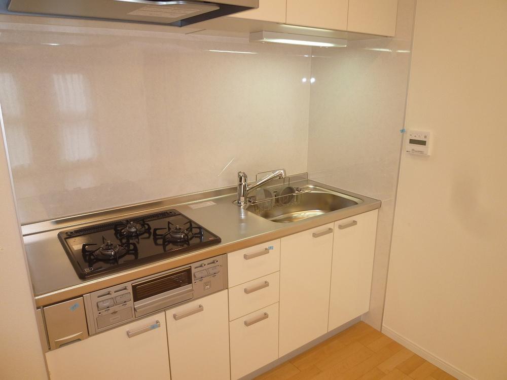 Kitchen. 3-burner stove in the kitchen.