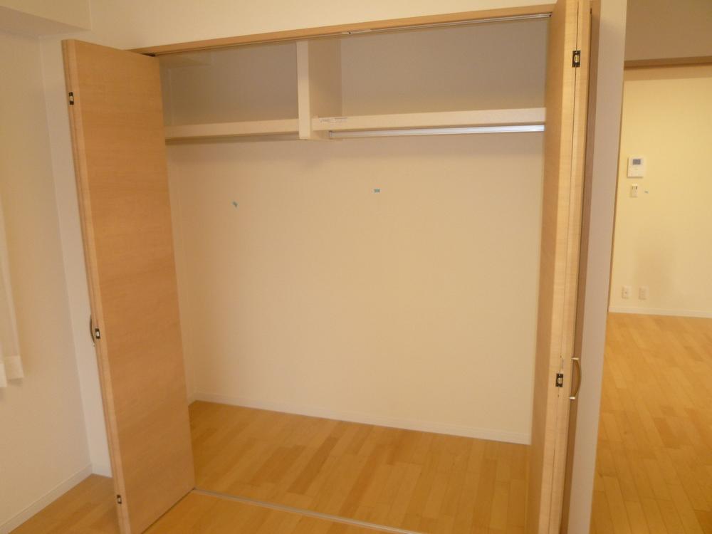 Non-living room. Western-style about 5.9 Pledge of closet.