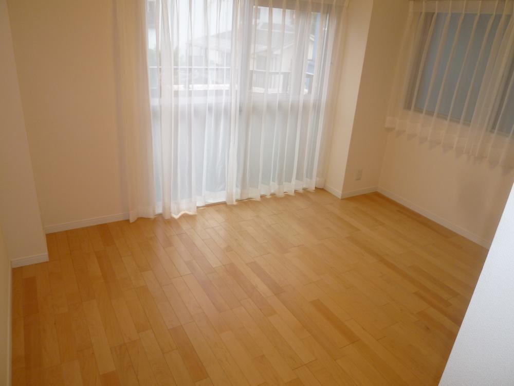 Non-living room. Western-style about 5.9 Pledge. Two-sided lighting. It is with a closet.