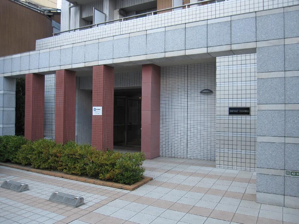 Entrance. Common areas