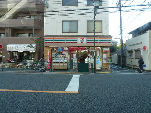Convenience store. Seven-Eleven close