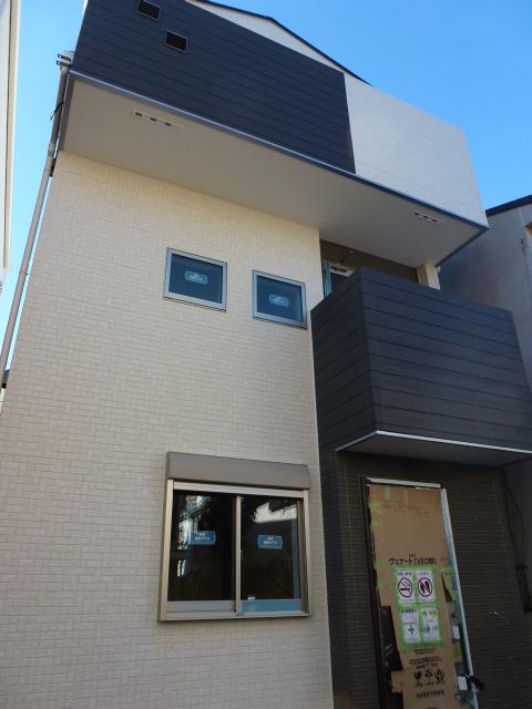 Building plan example (exterior photos). Enforcement example