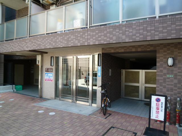 Entrance. Common areas